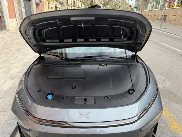 Alles dicht. Unter der Fronthaube bietet der P7+ keinen Stauraum. (Bild: Dirk Kunde)